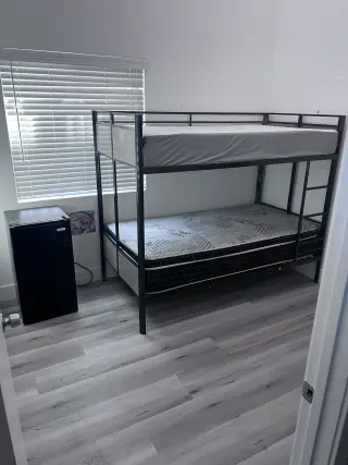 Se renta cuarto amueblado compartido