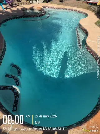 Limpieza y Mantenimiento de Piscinas Pool Cleaning and Maintenance