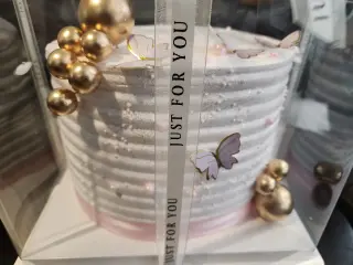 Exhibidor de Pasteles Elegante para Quinceañera