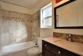 Bright upper 1 bedroom, 1 bath apartment in Hermosa Beach