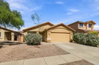 Bright & Sunny Home Ready to Move In