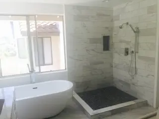 Renovación de Baño Moderno con Ducha de Vidrio
