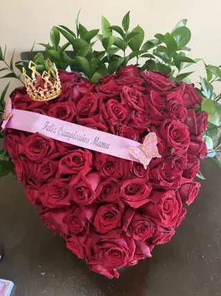 Hermoso Ramo de Rosas en Forma de Corazón para Ocasiones Especiales