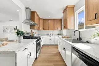 🏡 FOR RENT – 10216 Owensmouth Avenue, Chatsworth