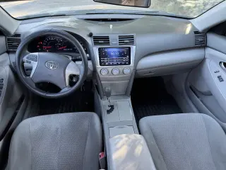 2011 Toyota Camry Base - Sedán confiable de 4 puertas con motor 2.5L