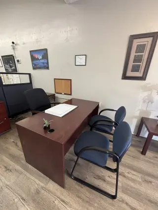 RENTO ESPACIO CON ESCRITORIO