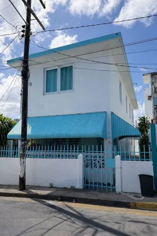 Encantadora casa renovada de dos niveles, a solo unos pasos de la calle Loíza.