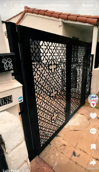 Elegante Puerta de Madera y Metal en Venta