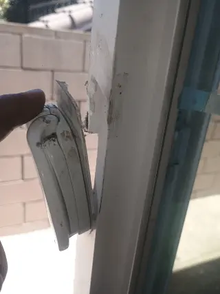 Garage door  y Windows repair.