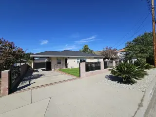 🏡 CHARMING 3-BEDROOM HOME WITH MOUNTAIN VIEWS — SUNLAND