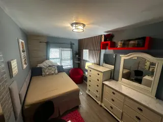 Cómoda Habitación Amueblada en Casa primer piso– Richmond Hill