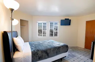 Estudio Amueblado en E Jefferson Blvd $995 - Servicios Incluidos