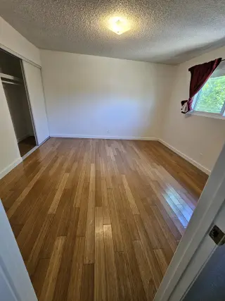 Es un cuarto amplio en una casa familiar