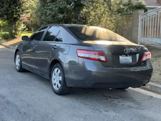 2011 Toyota Camry Base - Sedán confiable de 4 puertas con motor 2.5L