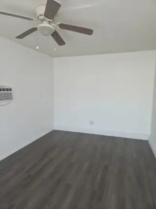 RENTO CUARTO AMPLIO CON BAÑO Y ENTRADA INDEPENDIENTE EN DOWNEY!!