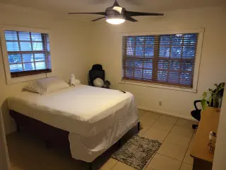 Rento un cuarto espacioso amueblado para una persona