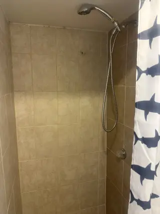 Se renta cuarto con baño y salida independiente