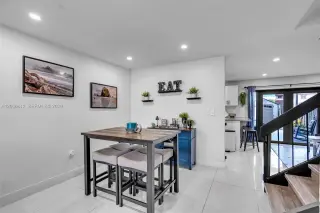 Se Renta Towhouse, totalmente renovado y listo para habitar.