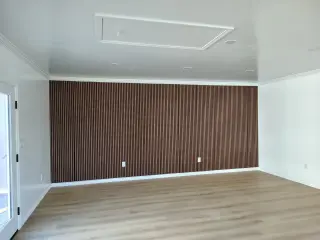 Remodelaciones completas: Diseño de Pared Interior Moderna con Paneles de Madera