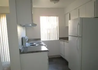 Depto espacioso y moderno en El Monte CA con calefaccion y garaje gratis