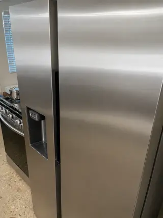 Refrigerador Moderno con Amplio Almacenamiento