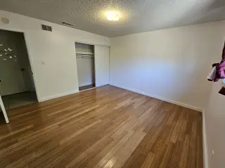 Es un cuarto amplio en una casa familiar