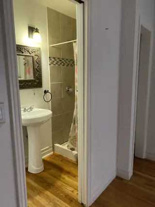 Cuarto con baño propio y salida independiente