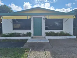 Well maintained 2/1 TRIPLEX located in a quiet, family-friendly neighborhood