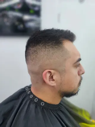 SE OCUPA BARBERO/A