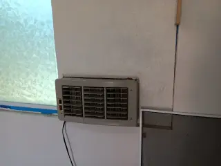 Se Renta Estudio – $700 al mes más tarifa por mascota.