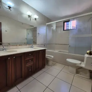 Apartamento amplio en alquiler en zona 10