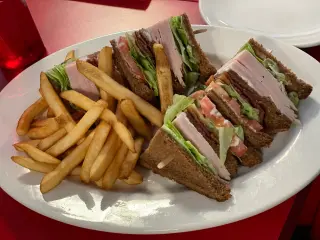 COCINERO-  DESAYUNO AMERICANO, HAMBURGUESAS Y COMIDA MEXICANA