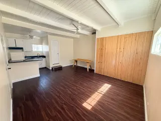 Studio con entrada privada, baño y pequeña cocina.