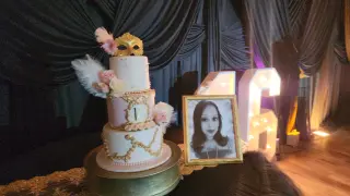 Exhibidor de Pasteles Elegante para Quinceañera