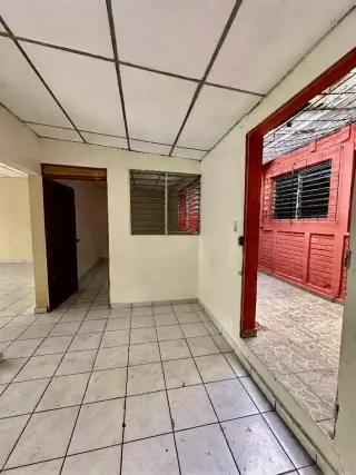 Casa de 3 habitaciones en zona de alto transito con potencial comercial