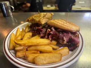 COCINERO-  DESAYUNO AMERICANO, HAMBURGUESAS Y COMIDA MEXICANA