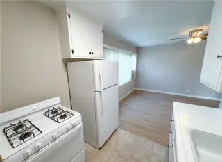 BUENA PARK CA Un dormitorio con estacionamiento
