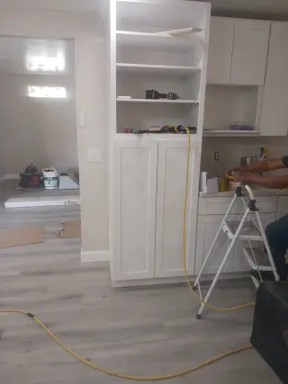 Renovación de Cocina Moderna con Electrodomésticos de Acero Inoxidable