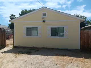 Se Renta Estudio – $700 al mes más tarifa por mascota.