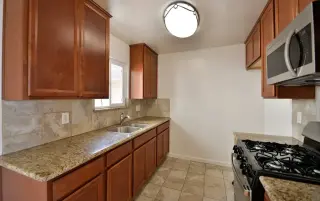 Bright upper 1 bedroom, 1 bath apartment in Hermosa Beach