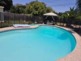 AMPLIO CUARTO DE RENTA PARA PAREJA O MUJER SOLA ( DOWNEY, CA )