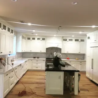 Remodelación de Cocinas y Baños: Gabinetes y Granito a la Medida