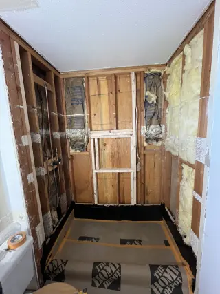 Proyecto de Renovación del Hogar - Estructura de Pared y Plomería