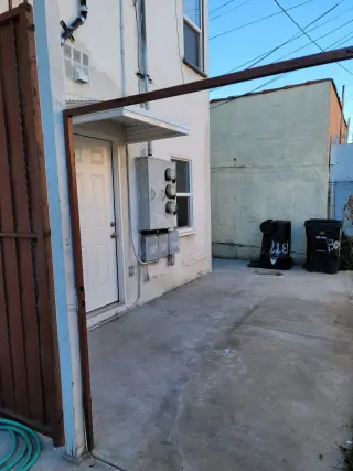 En  1309 1/2 e. 43rd. St. Califica para Low income.