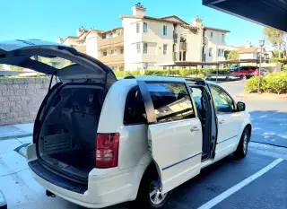 Chrysler Town & Country 2010 –Excelente van familiar- Llantas/Frenos Nuevos