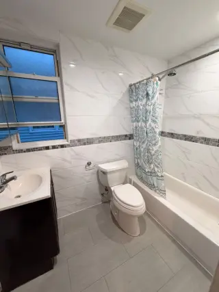 Apartamento de 3 habitaciones y 2 baños disponible en College Point!