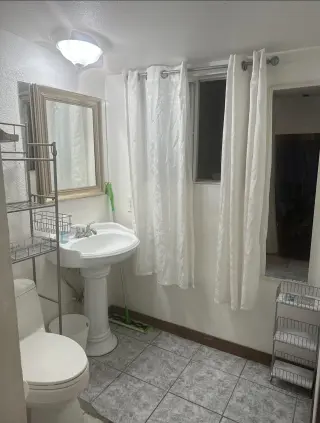 Cuarto con baño privado de renta