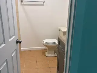 Santa Ana CA 2 bedrooms, 1-1/2 bath in rear of duplex