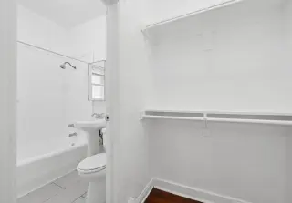 Luxury Studio in Prime Hollywood Location – Modern Living Steps from It All!