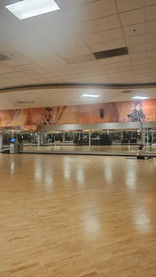(Janitor) TRABAJA EN LA FITNESS Y ENTRENA GRATIS! (Part-Time) Limpieza